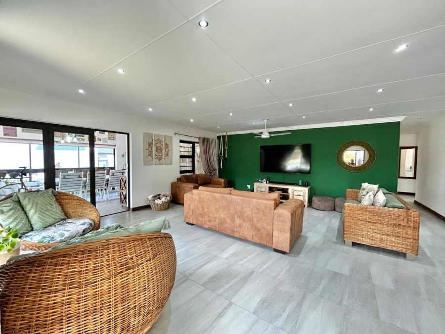 4 Bedroom Property for Sale in Wavecrest Eastern Cape